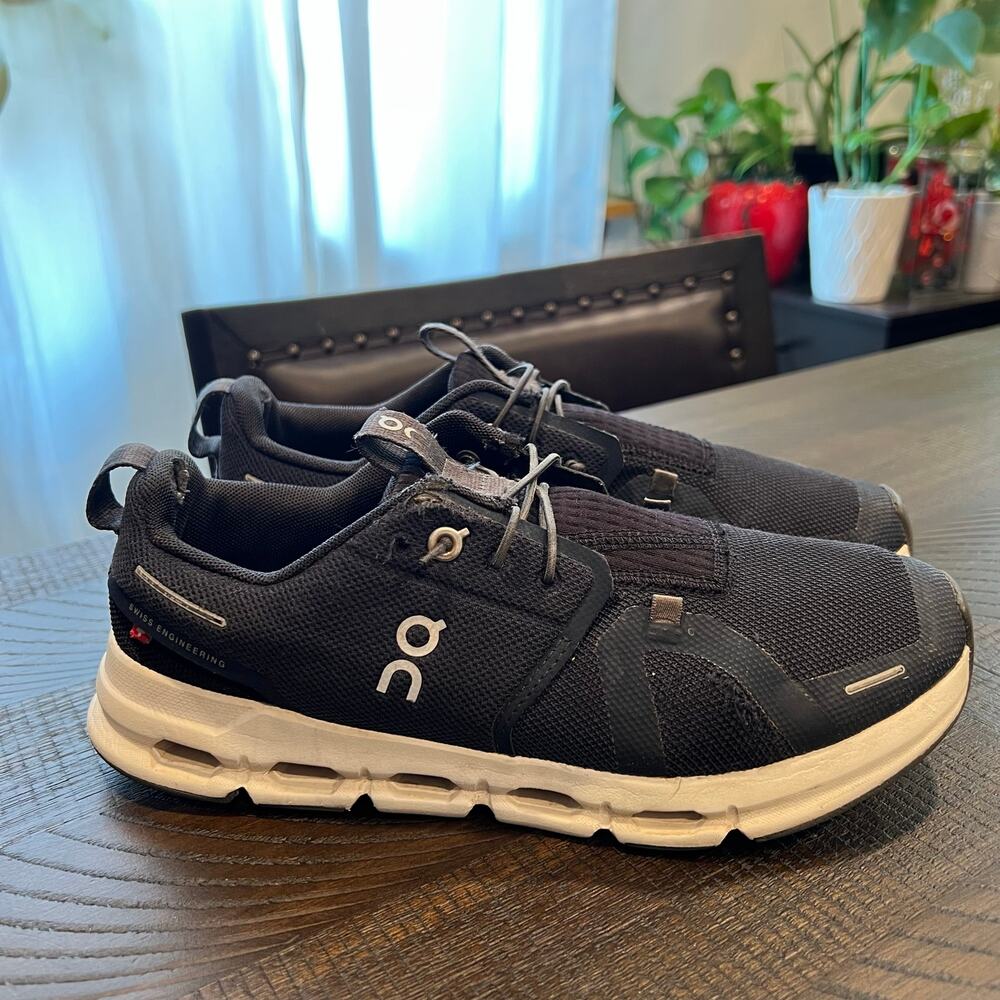 On Cloud Sky navy blue shoes size 6 youth